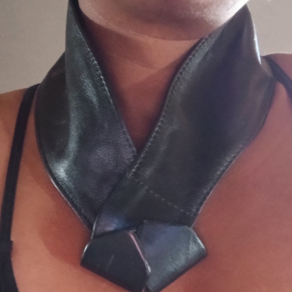 Elegant Black Leather Necklace vintage